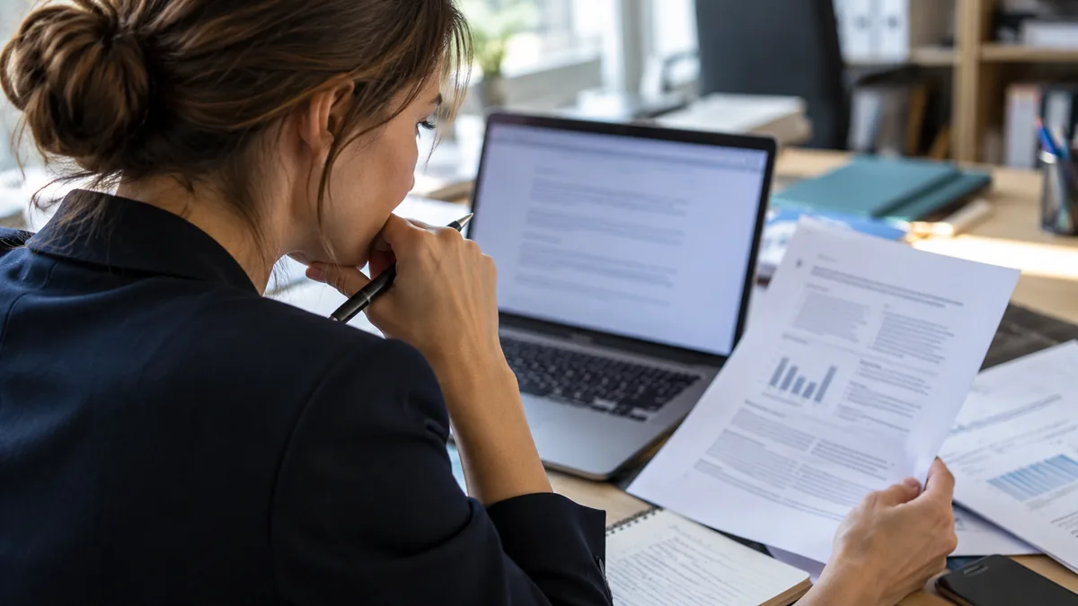 Responsable comparant une réponse d’intelligence artificielle aux informations de son entreprise.